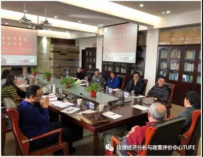 王佳宁主编与中心的研究人员、博士生、博士后进行交流